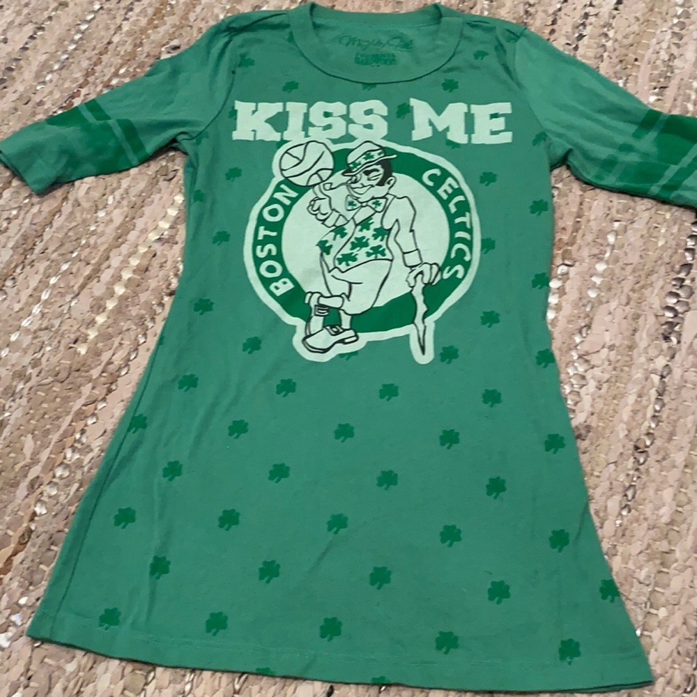 Kiss Me Boston Celtic Fan tee shamrocks green NBA basketball